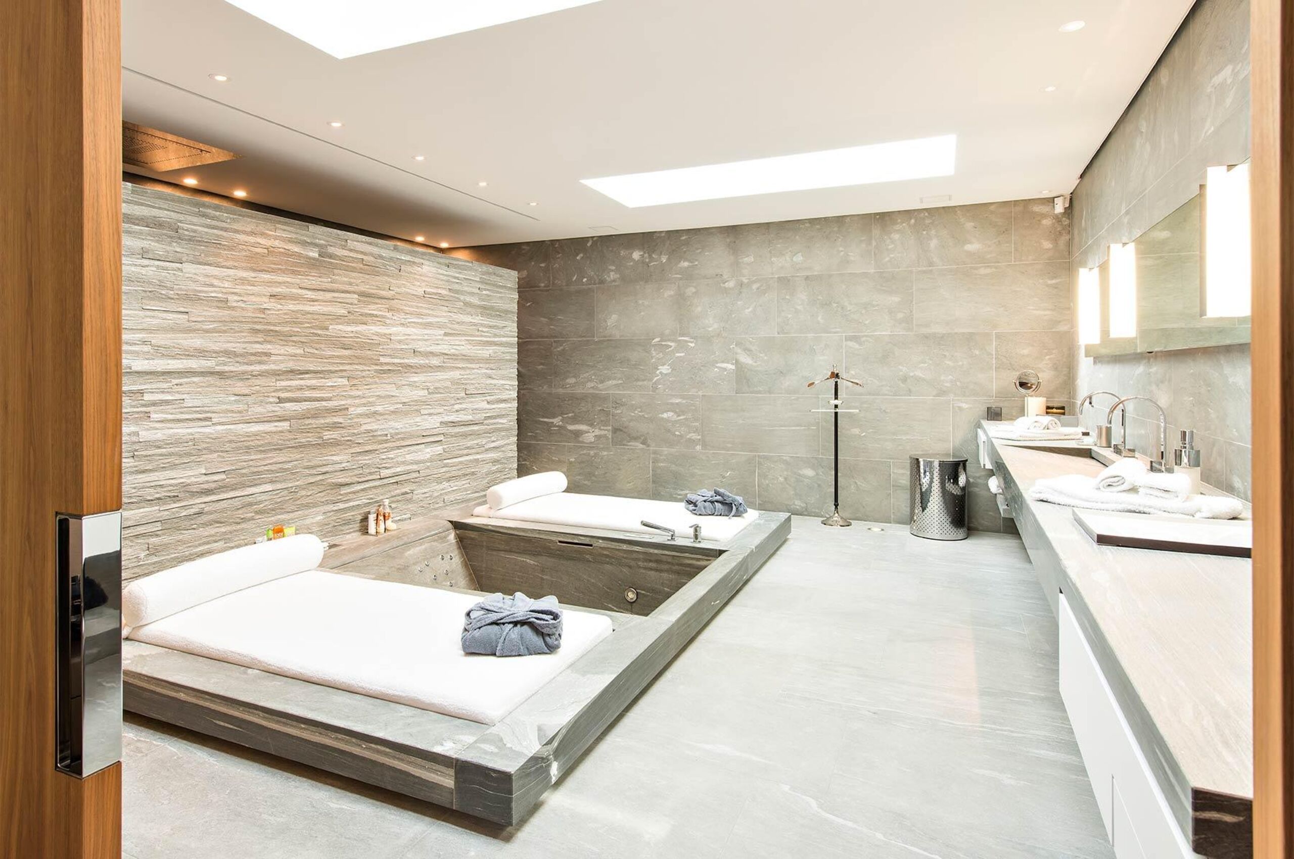 chalet-val-bathroom-jacuzzi-relaxation-wellness-spa-luxury-rental-stmoritz