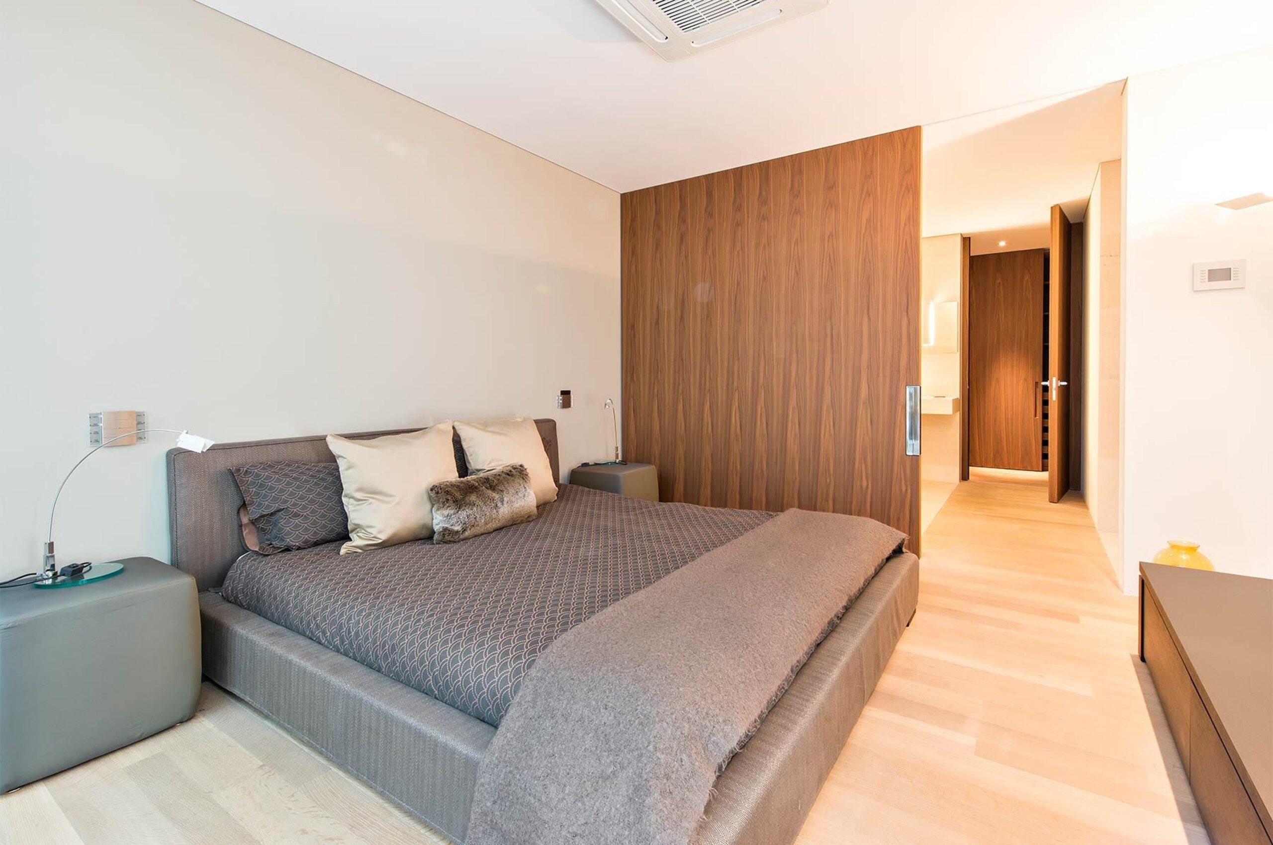 chalet-val-bedroom-modern-elegant-luxury-design-stmoritz