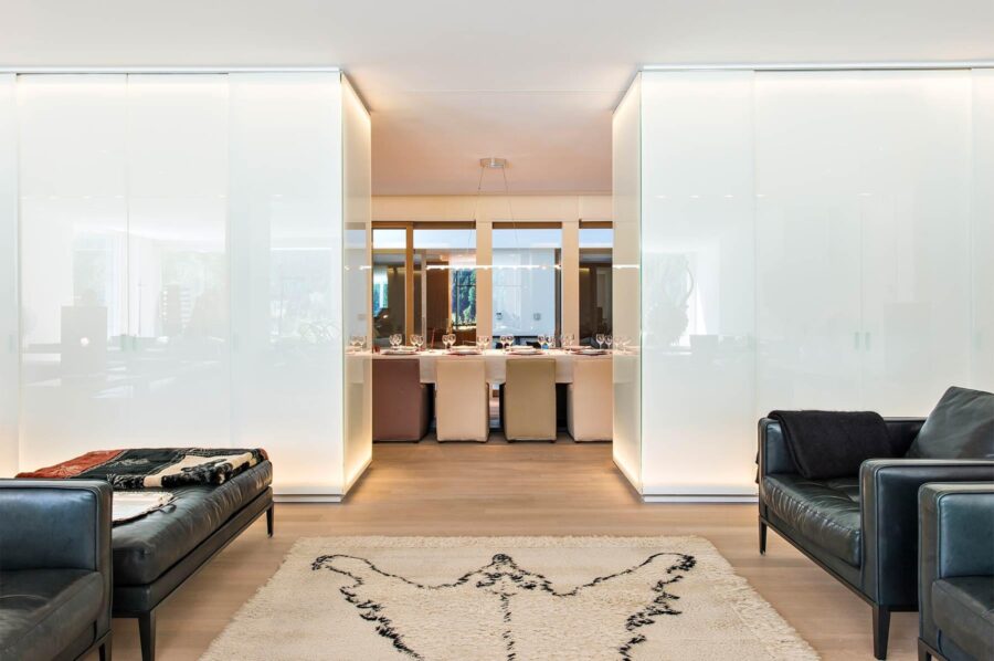 chalet-val-openplan-livingspace-diningroom-lounge-modern-luxury-interiordesign-stmoritz