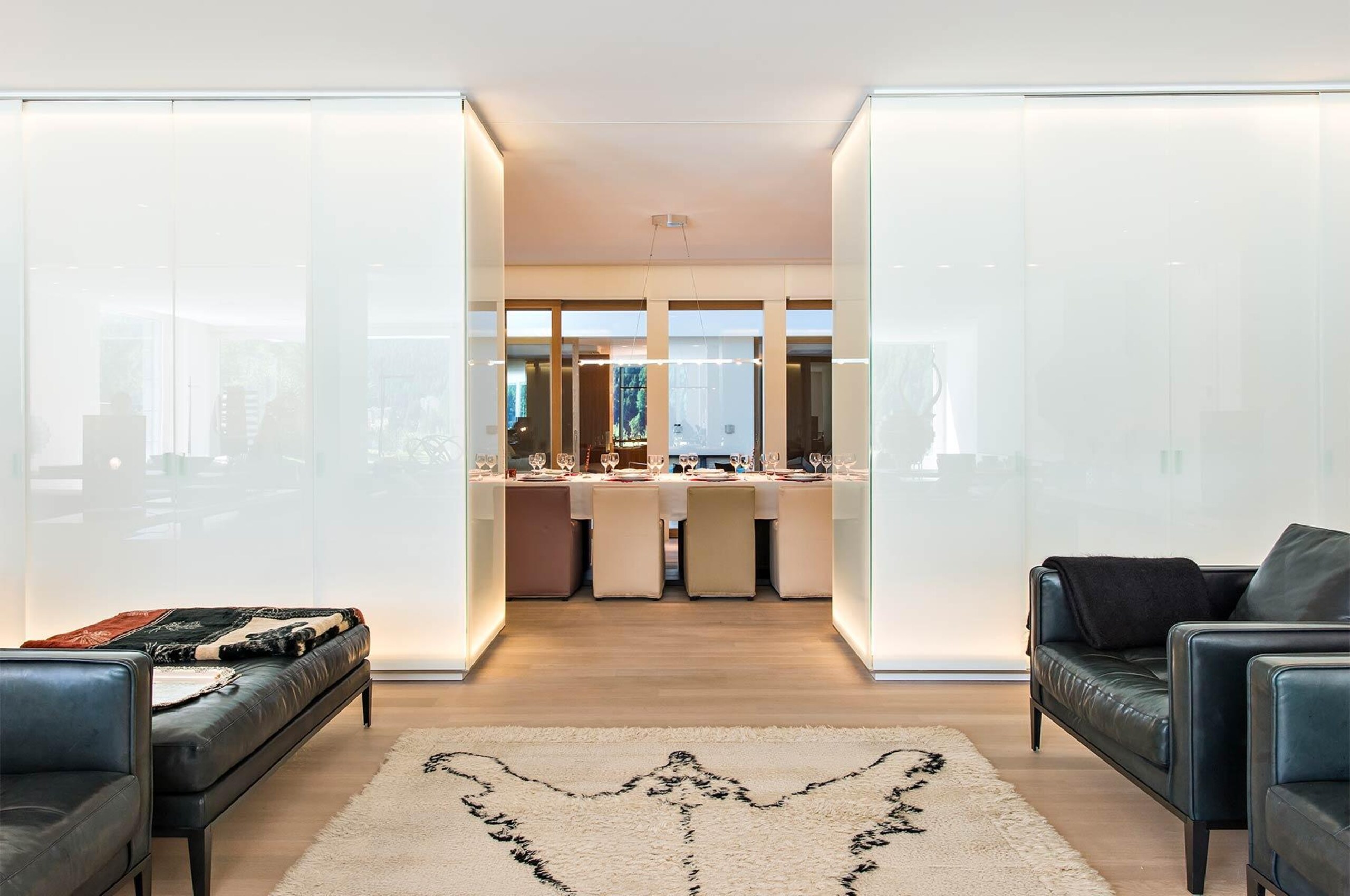 chalet-val-openplan-livingspace-diningroom-lounge-modern-luxury-interiordesign-stmoritz