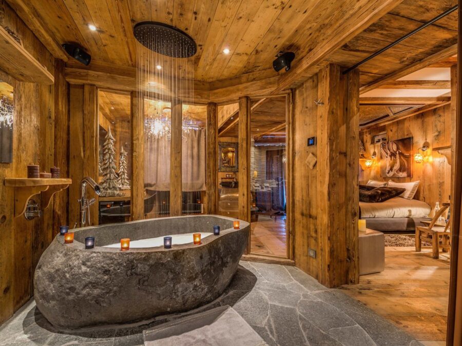 chalet-valentine-bathroom-unique-bathtub-shower-wellness-relaxation-luxury-vald'isere