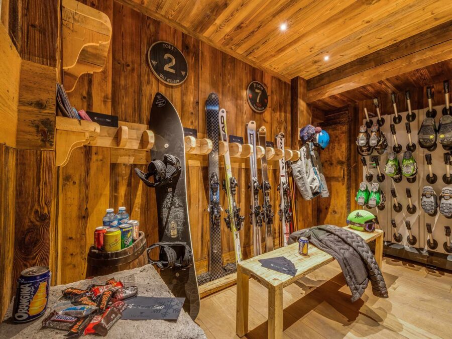 chalet-valentine-boot-room-skiroom-skiin-skiout-luxury-rental-vald'isere