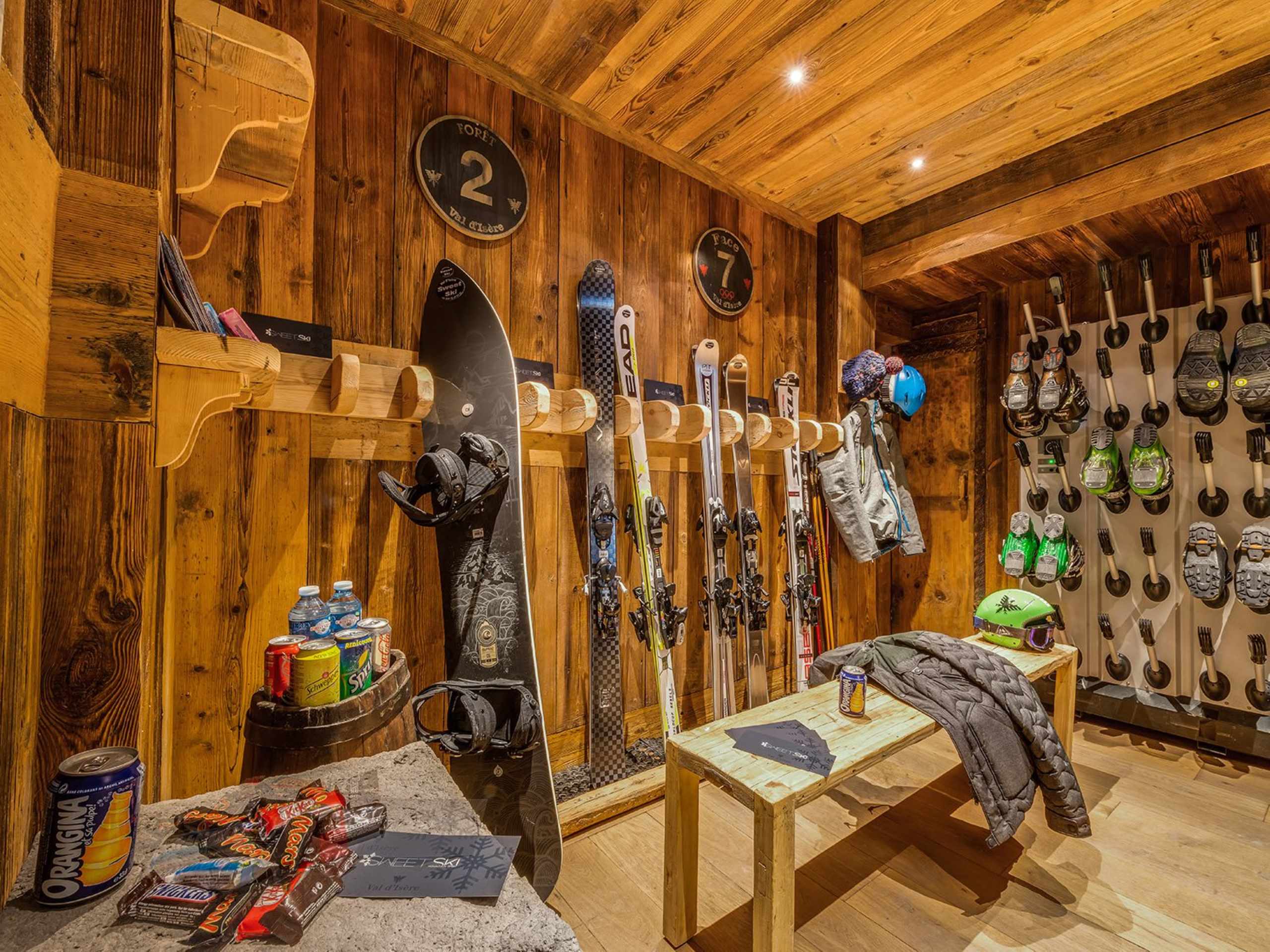chalet-valentine-boot-room-skiroom-skiin-skiout-luxury-rental-vald'isere