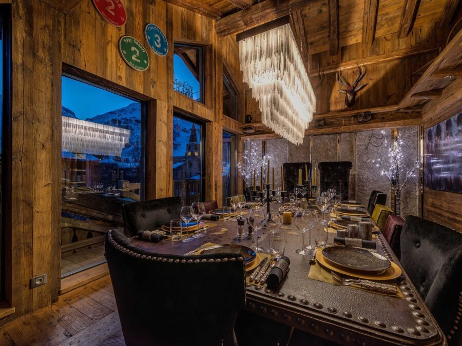 chalet-valentine-diningroom-hosting-grand-table-mountain-views-luxury-interior-vald'isere
