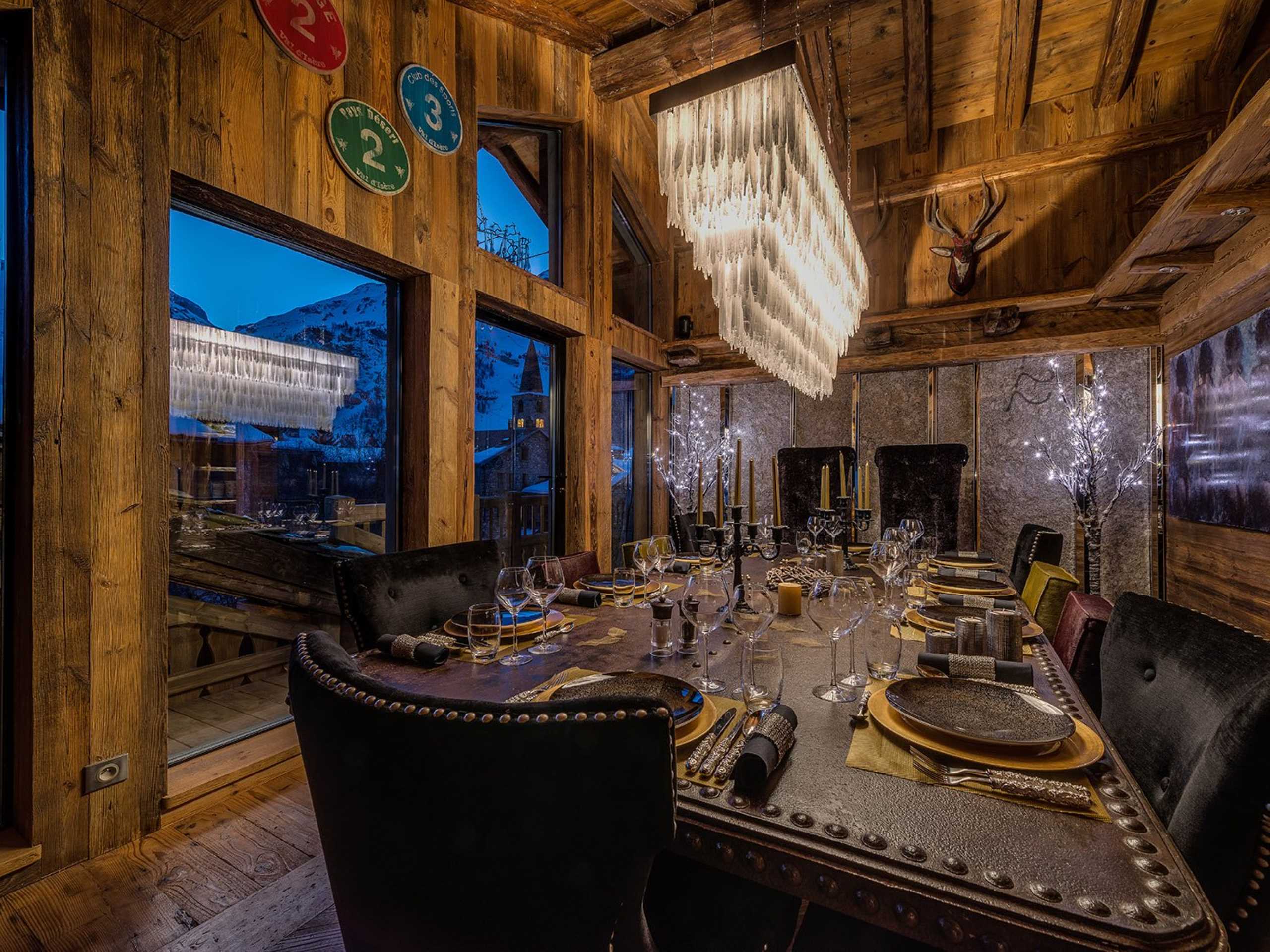 chalet-valentine-diningroom-hosting-grand-table-mountain-views-luxury-interior-vald'isere
