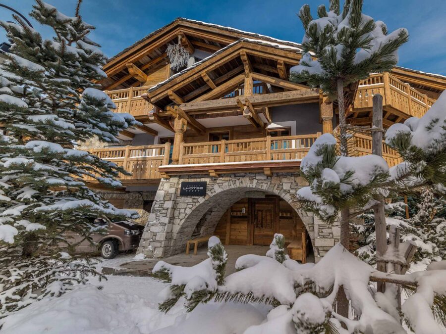 chalet-valentine-exterior-snow-daytime-winter-luxury-rental-retreat-vald'isere