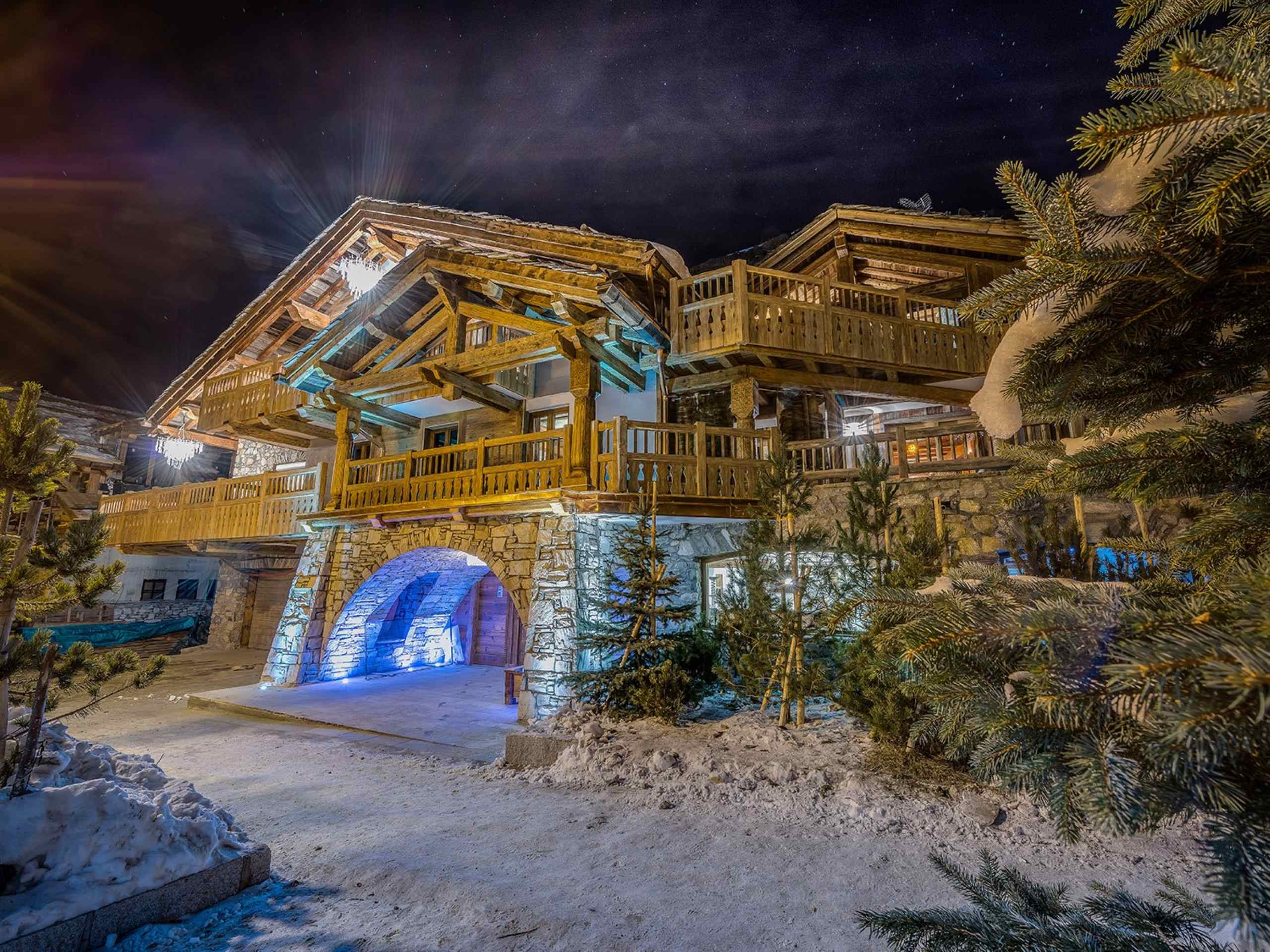 chalet-valentine-exterior-winter-night-luxury-rental-retreat-vald'isere