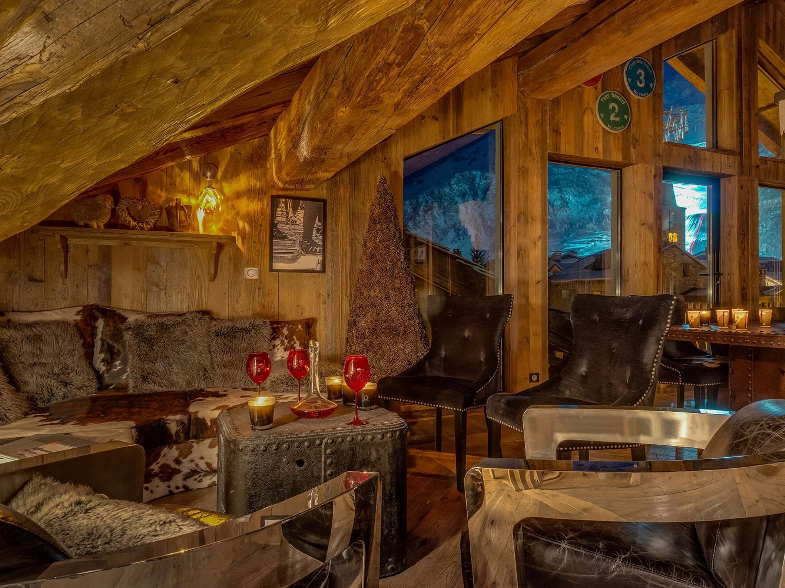 chalet-valentine-mainpage-lounge-cosy-wooden-beams-mountainviews-alpine-chic-interiors-luxury-vald'isere