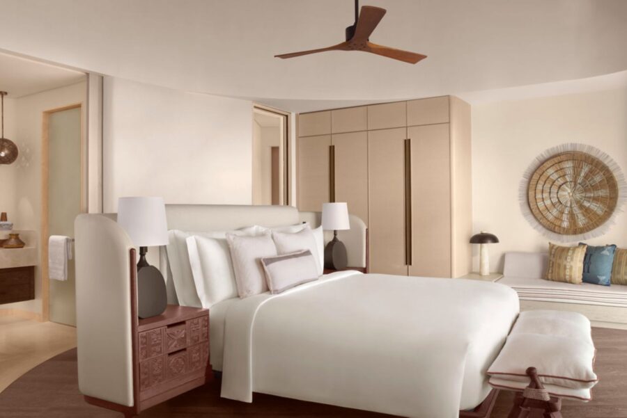 regal-villa-naomi-bedroom-elegant-bright-spacious-suite-luxury-rental-ummahatislands