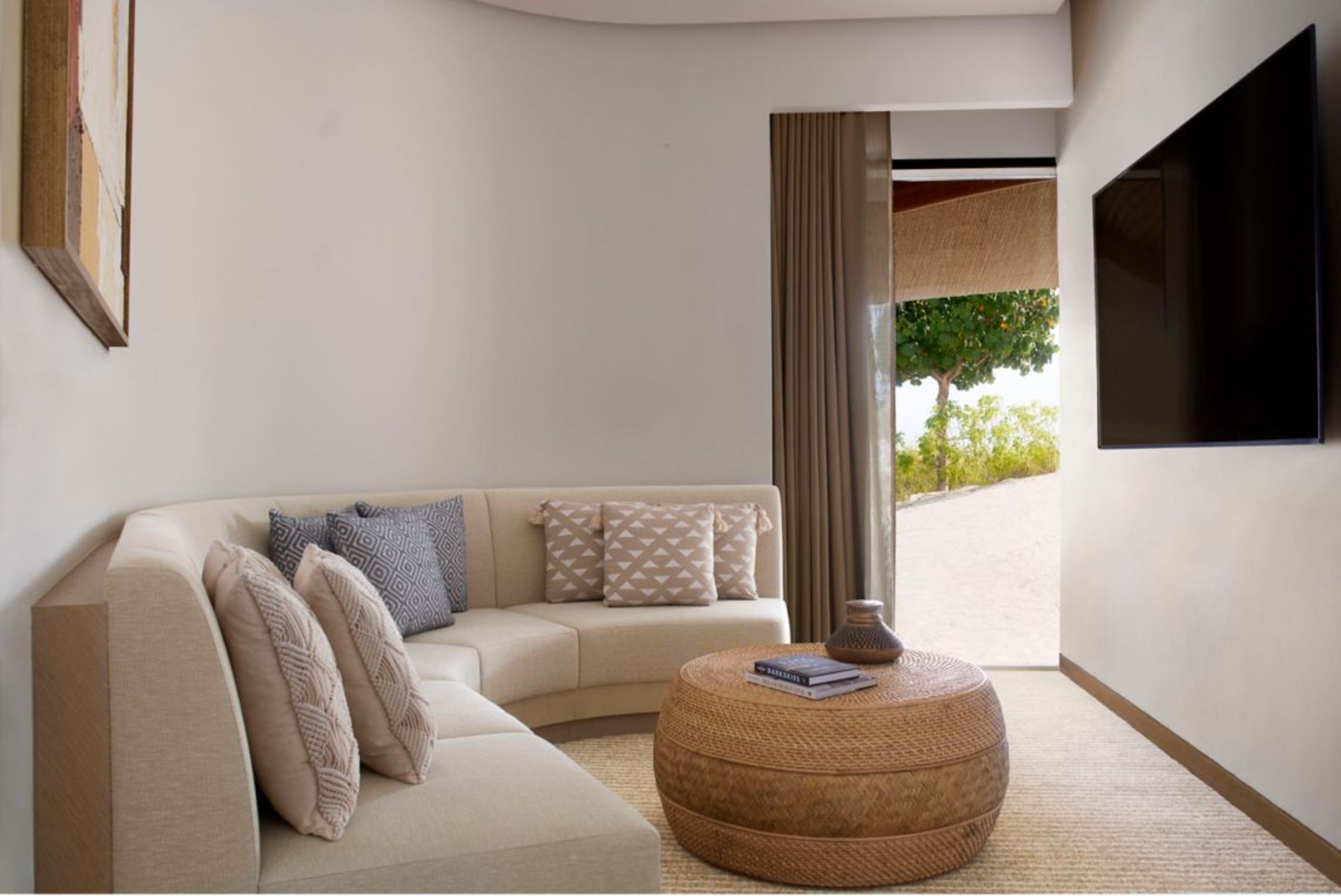 regal-villa-naomi-livingroom-lounge-tvroom-beachfront-modern-elegant-interior-luxury-ummahatislands