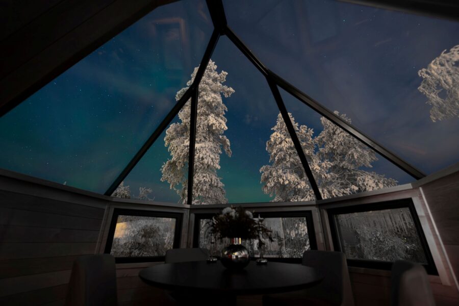 residence-indigo-diningroom-skylight-northern-lights-scenic-views-exclusive-nature-luxury-lapland