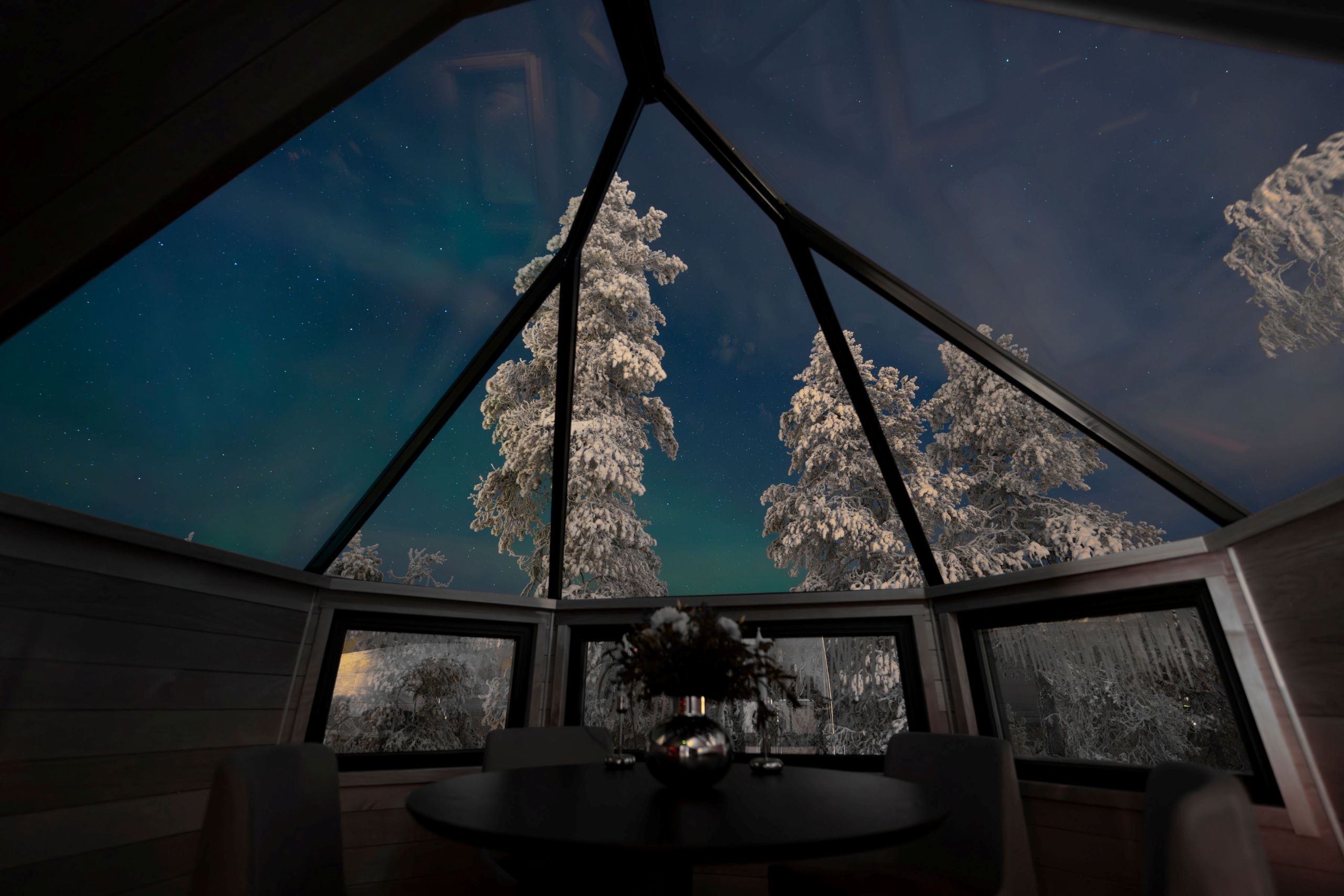 residence-indigo-diningroom-skylight-northern-lights-scenic-views-exclusive-nature-luxury-lapland