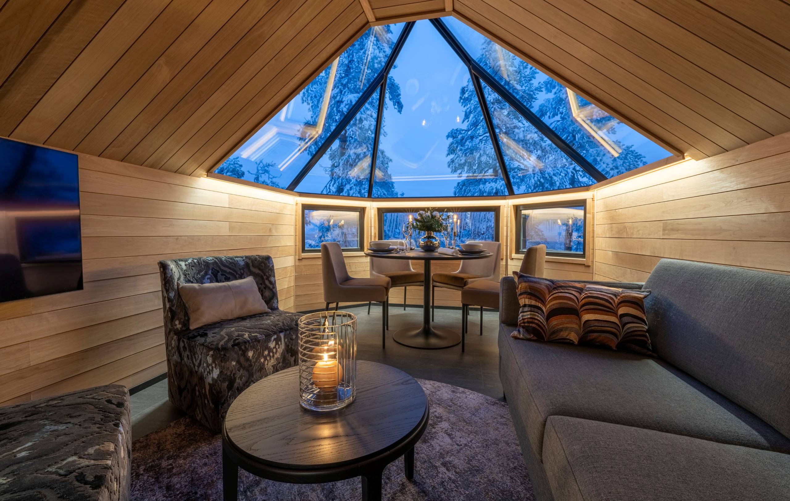 residence-indigo-livingroom-diningroom-openplan-skylight-luxury-rental-retreat-lapland