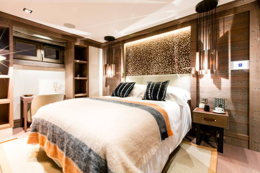 residence-sally-bedroom-modern-luxury-alpine-retreat-courchevel1850