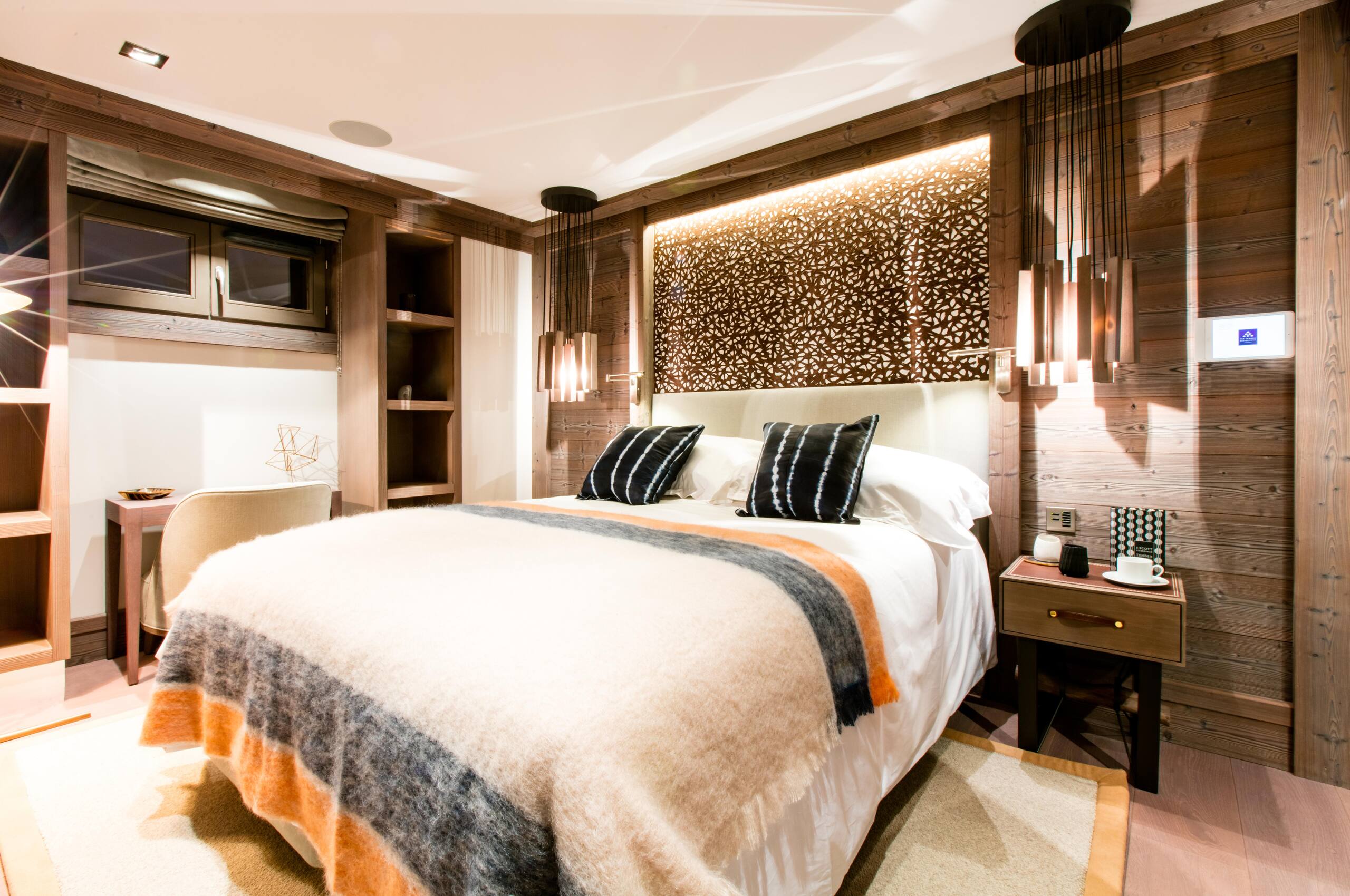 residence-sally-bedroom-modern-luxury-alpine-retreat-courchevel1850