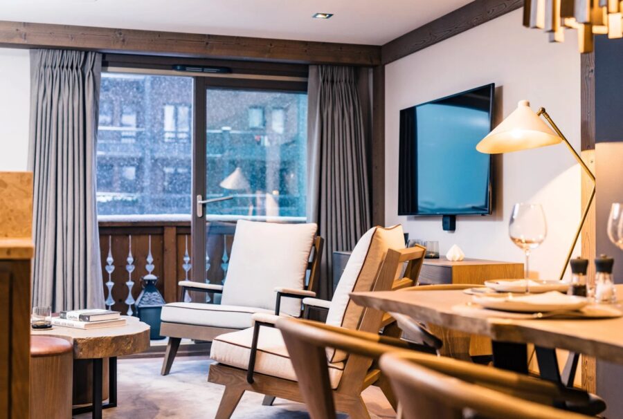 residence-sandy-mainpage-livingroom-balcony-luxury-alpine-interiordesign-courchevel1850