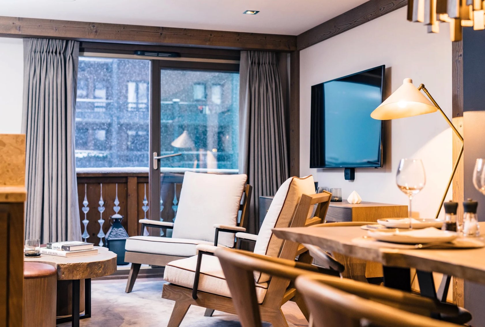 residence-sandy-mainpage-livingroom-balcony-luxury-alpine-interiordesign-courchevel1850