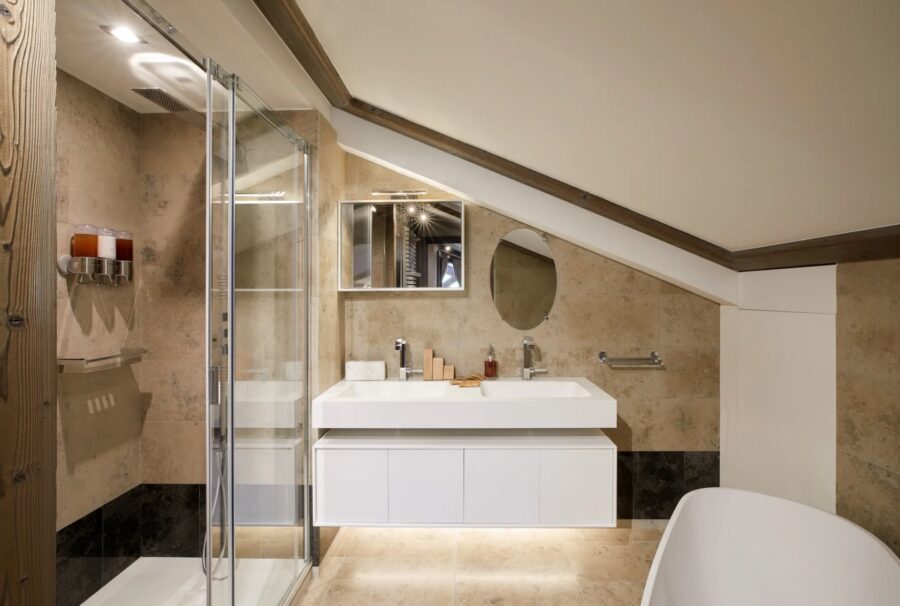 residence-sarah-bathroom-doublesink-bathtub-modern-luxury-design-alpine-retreat-courchevel1850