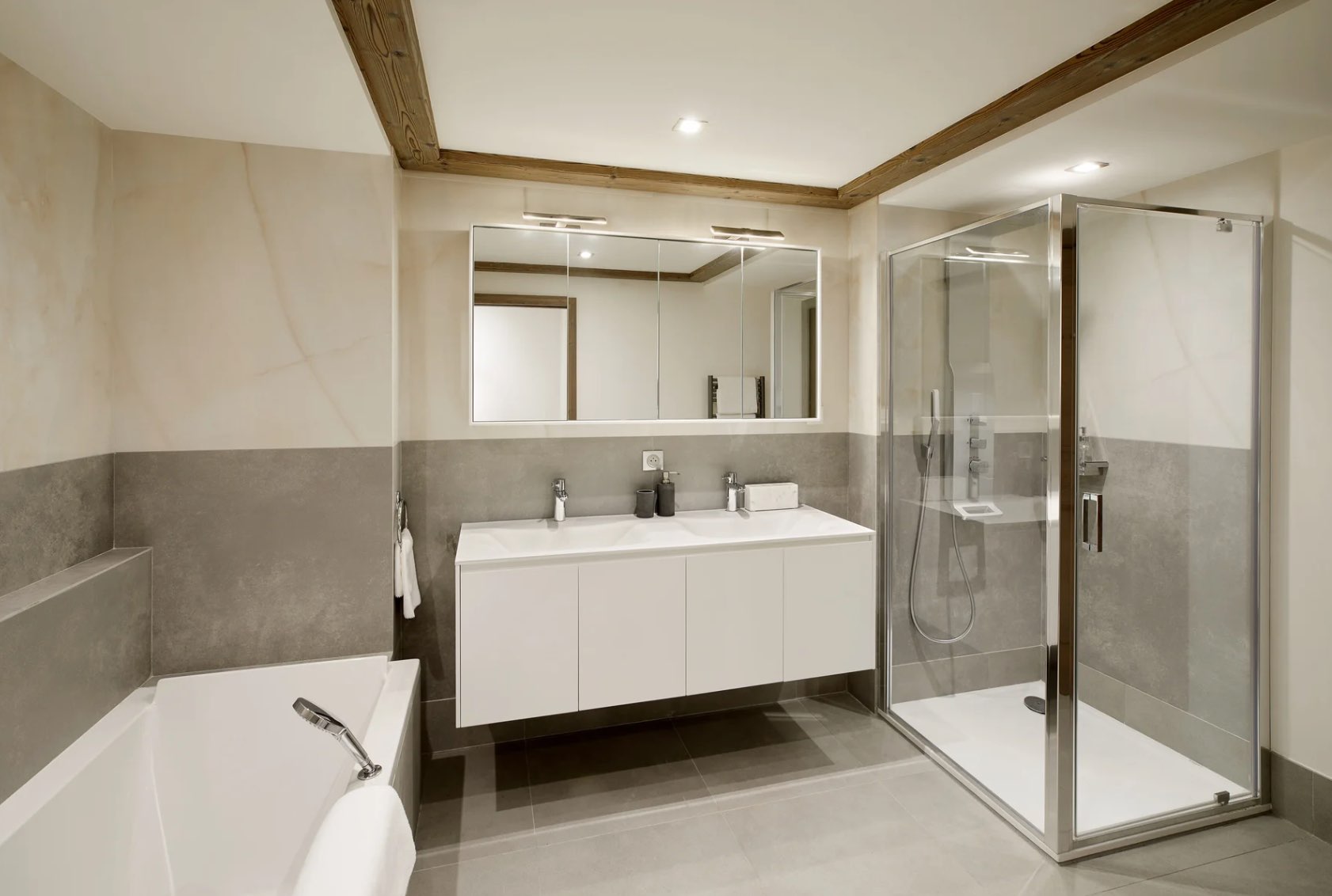 residence-sarah-bathroom-modern-luxury-design-alpine-rental-retreat-courchevel1850