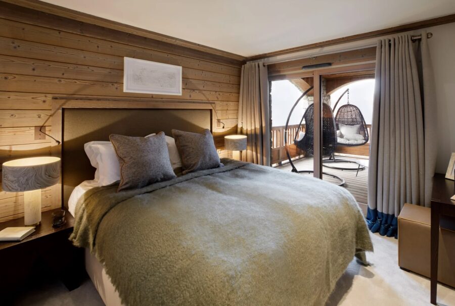 residence-sarah-bedroom-balcony-luxury-alpine-retreat-courchevel1850