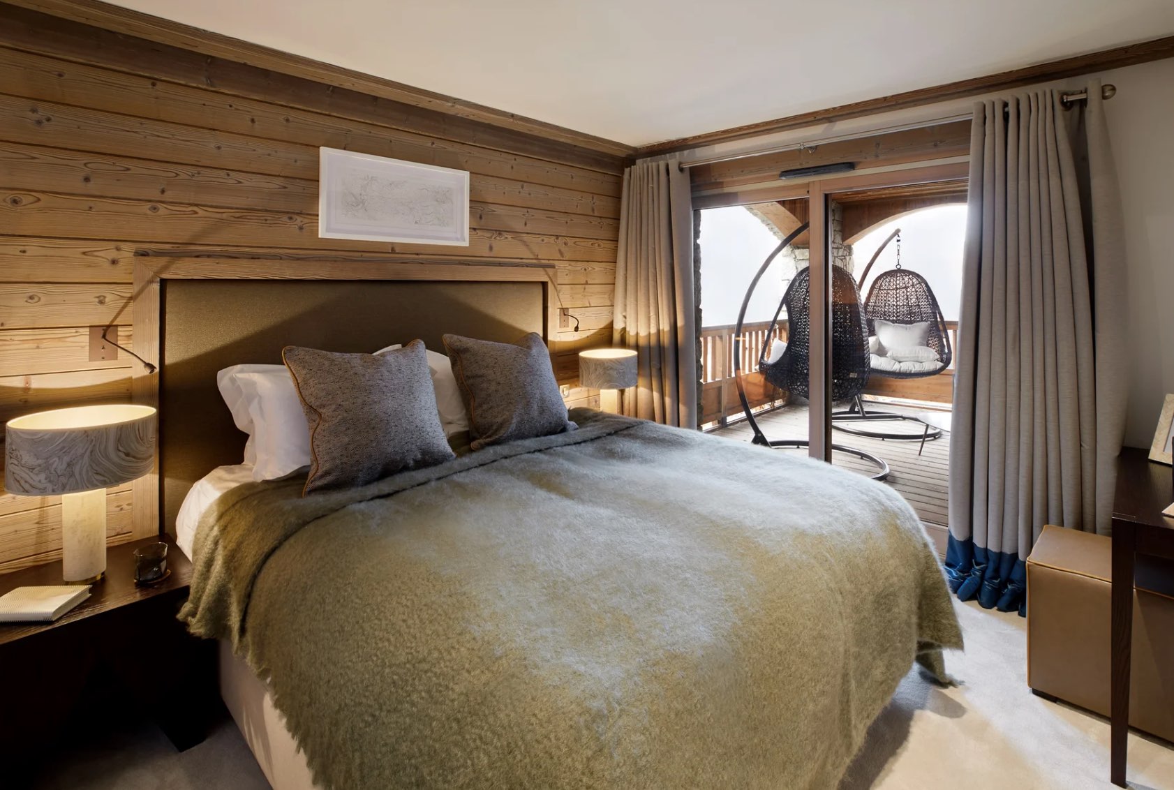 residence-sarah-bedroom-balcony-luxury-alpine-retreat-courchevel1850