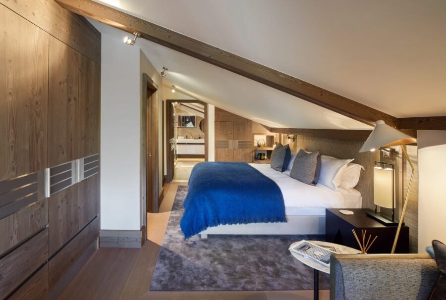 residence-sarah-bedroom-elegant-modern-luxury-interior-alpine-retreat-courchevel1850