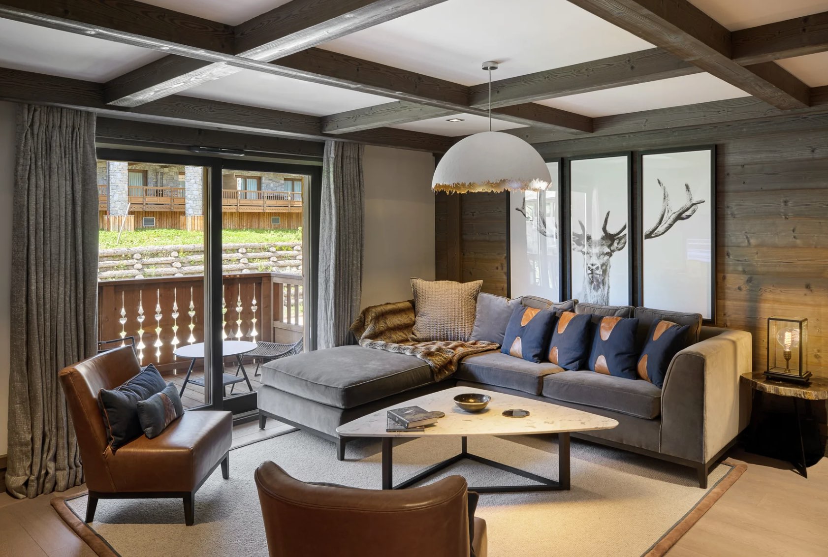 residence-sarah-livingroom-modern-elegant-alpine-luxury-courchevel1850
