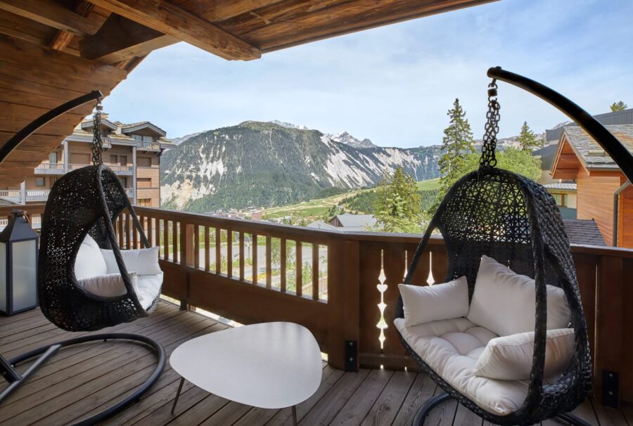 residence-sarah-mainpage-balcony-mountainview-luxury-alpine-rental-retreat-courchevel1850