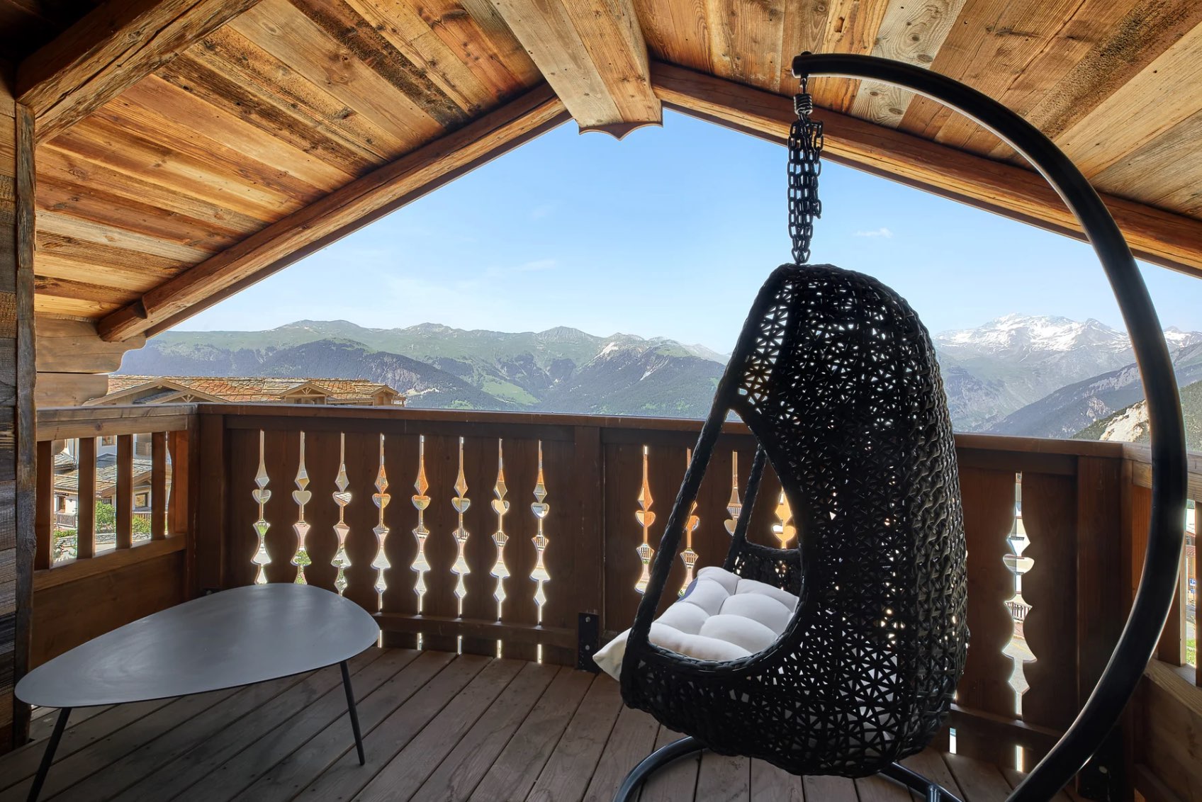 residence-suzie-balcony-outdoorseating-mountainviews-luxury-alpine-retreat-courchevel1850