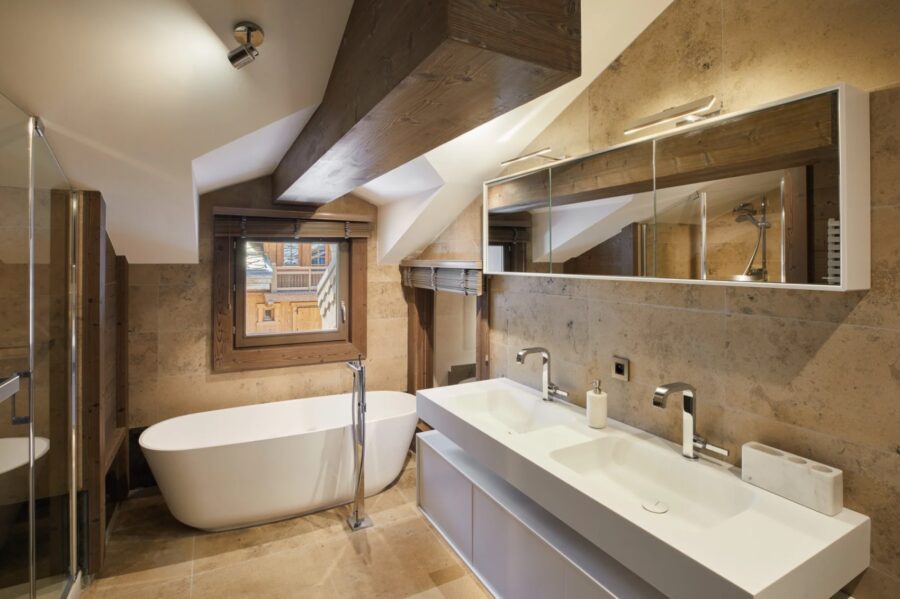 residence-suzie-bathroom-bathtub-doublesink-modern-luxury-interior-courchevel1850