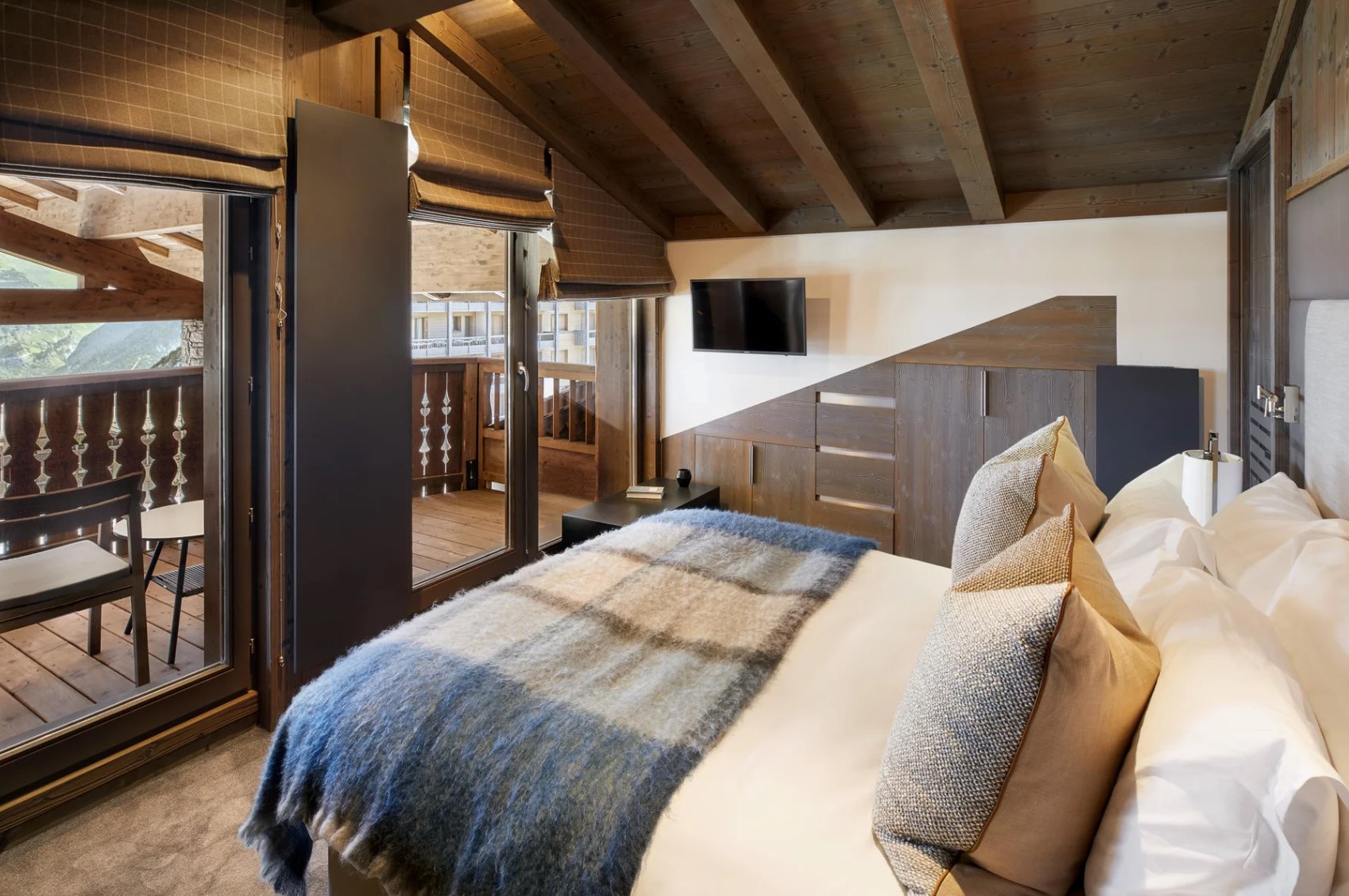 residence-suzie-bedroom-balcony-luxury-modern-alpine-interior-courchevel1850