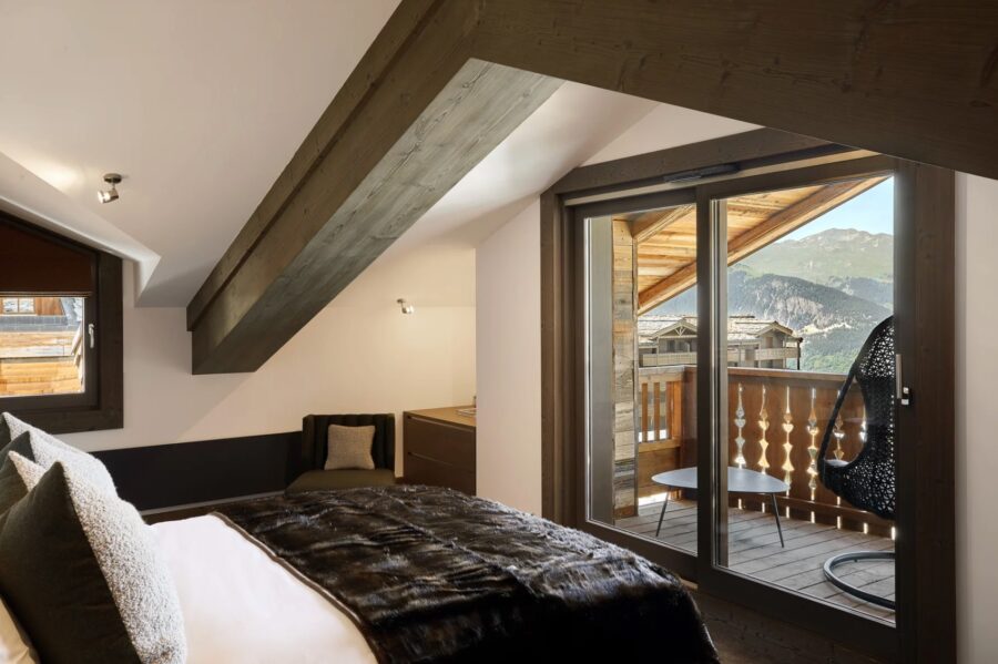 residence-suzie-bedroom-balcony-mountainview-luxury-alpine-retreat-courchevel1850
