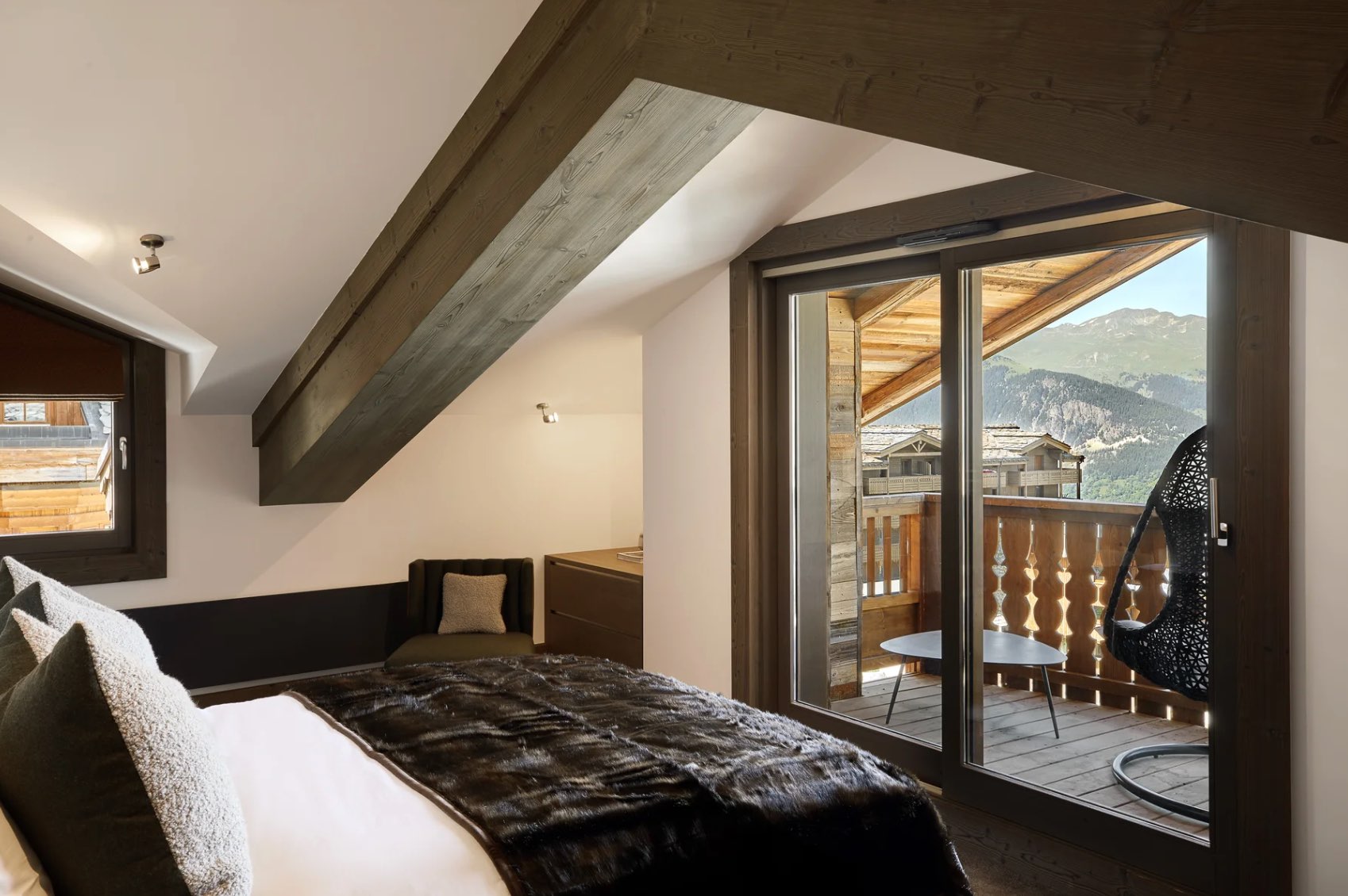 residence-suzie-bedroom-balcony-mountainview-luxury-alpine-retreat-courchevel1850