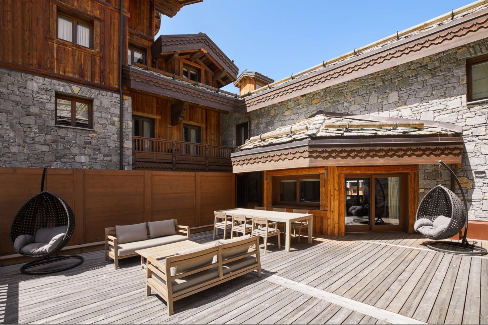 residence-suzie-decking-outdoorspace-outdoorlounge-dining-luxury-alpine-retreat-courchevel1850
