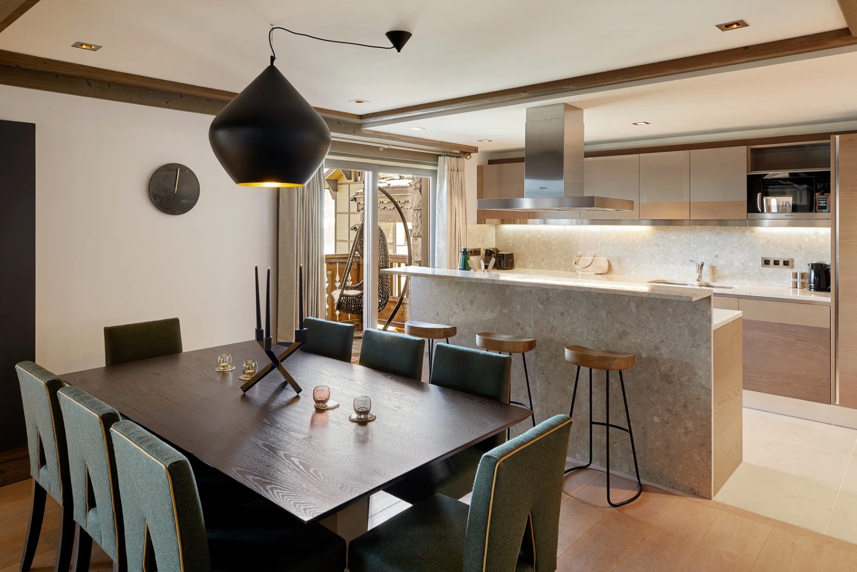 residence-suzie-kitchen-modern-luxury-alpine-retreat-courchevel1850