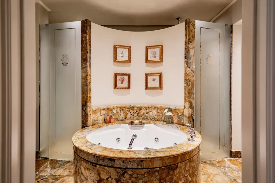 suite-galina-bathroom-jacuzzi-bathtub-marble-luxury-lakecomo