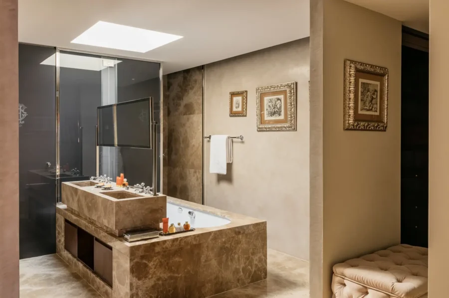 suite-gina-bathroom-bath-doublesink-marble-luxury-lakecomo