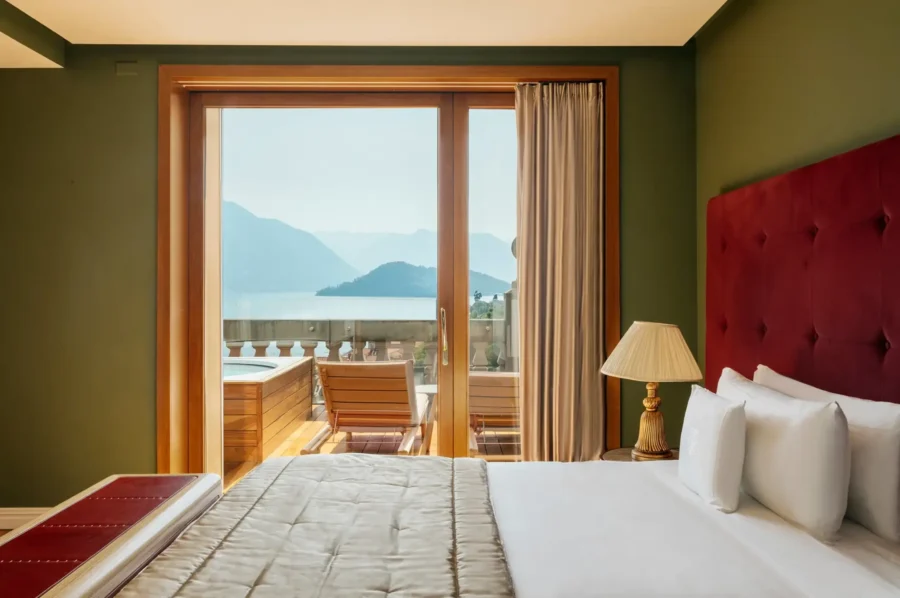 suite-gina-bedroom-balcony-lakeview-luxury-lakecomo