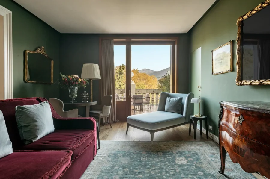 suite-gina-livingroom-balcony-mountain-lake-view-luxury-lakecomo