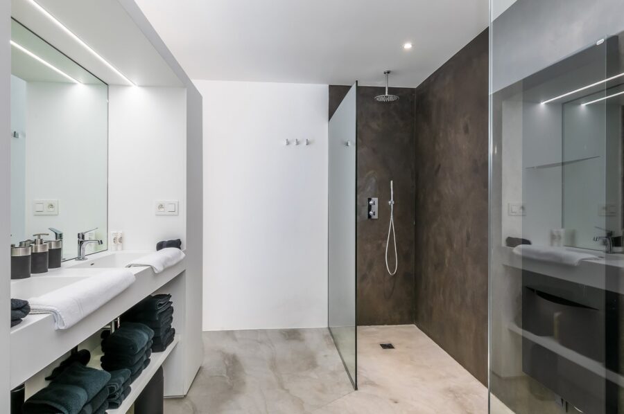 villa-abbey-bathroom-doublesink-modern-luxury-capantibes