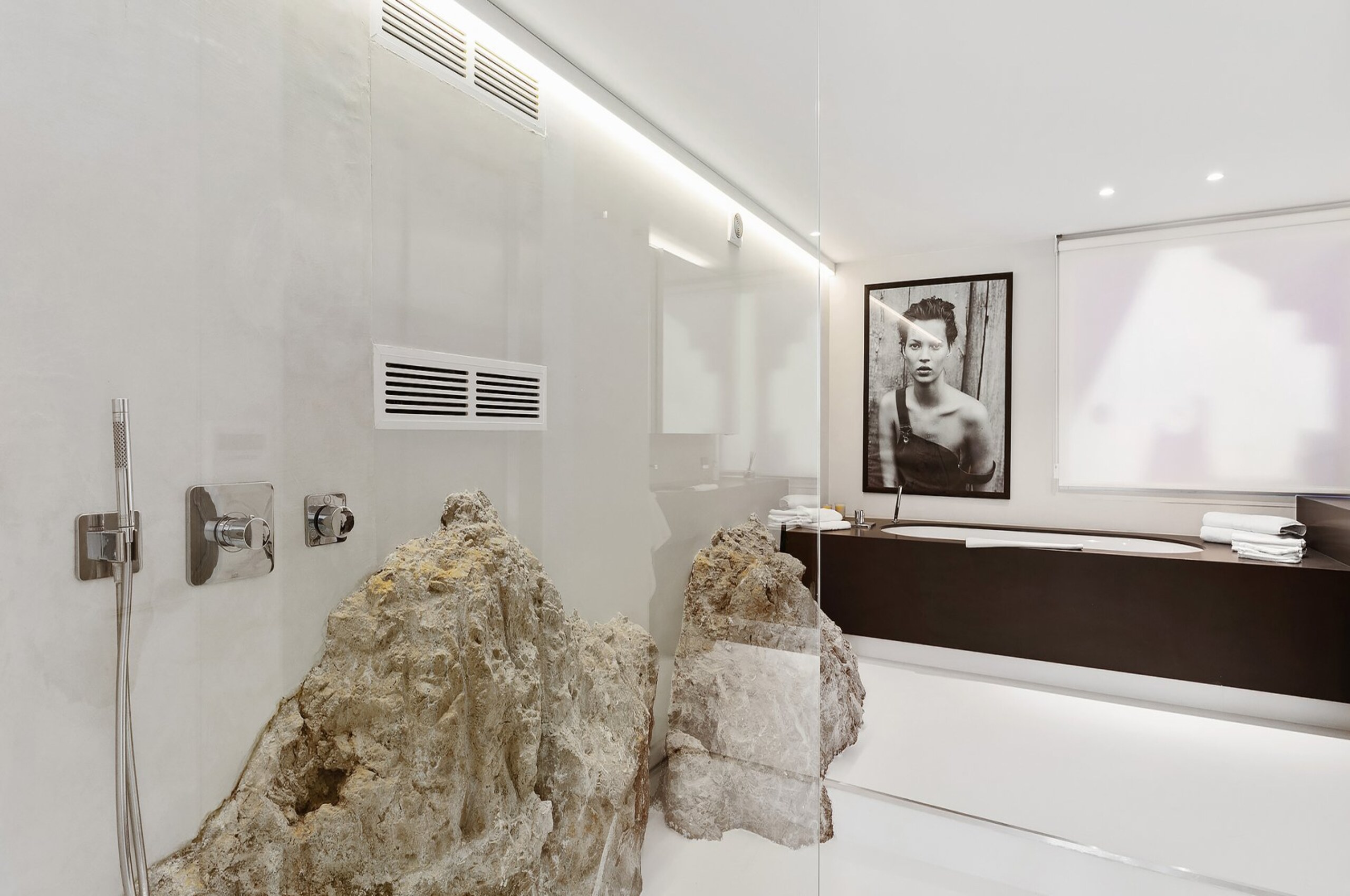 villa-abbey-bathroom-shower-naturalmaterials-artwork-unique-capantibes