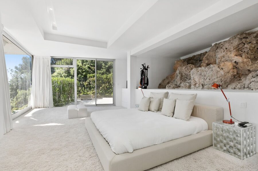 villa-abbey-bedroom-bespoke-naturalmaterials-luxury-unique-capantibes