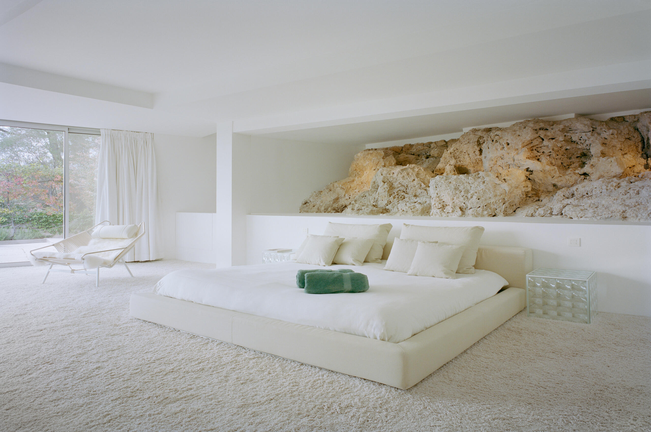villa-abbey-bedroom-luxury-bespoke-natural-materials-luxury-design-capantibes