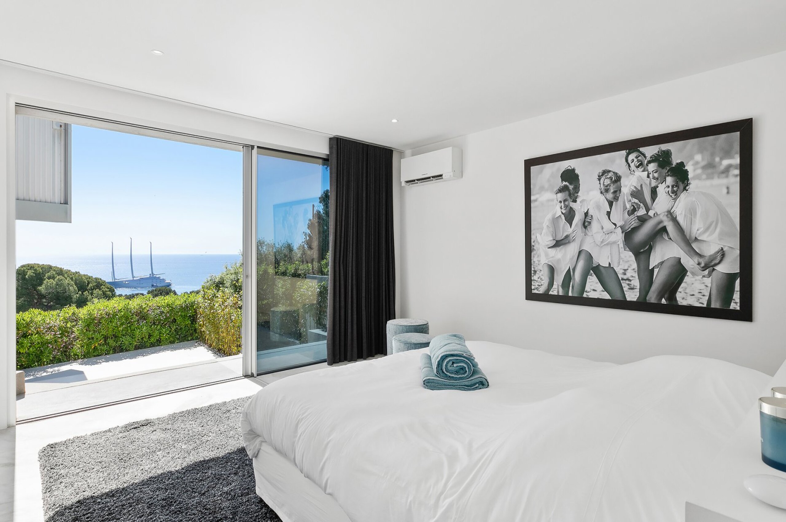 villa-abbey-bedroom-seaview-terrave-modern-luxury-capantibes
