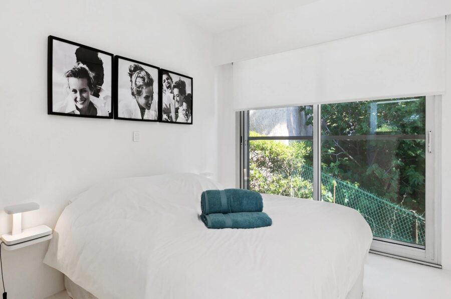 villa-abbey-bedrrom-modern-luxury-interior-capantibes