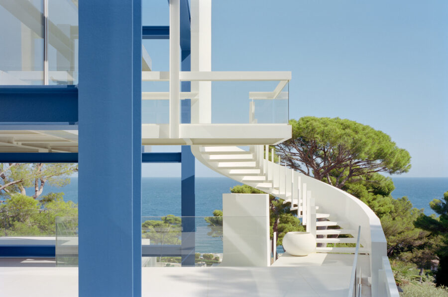 villa-abbey-exterior-architecture-unique-modern-capantibes