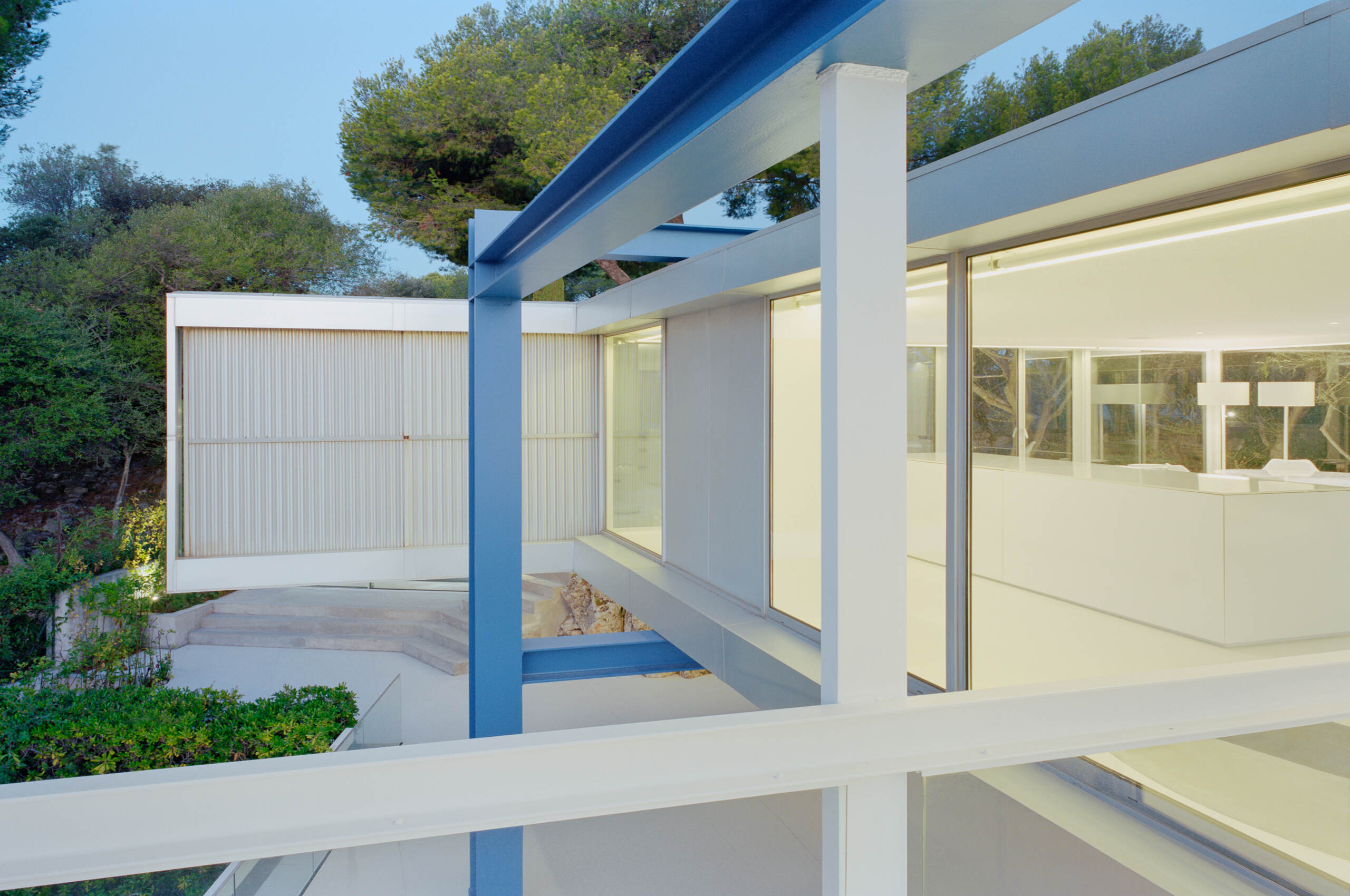 villa-abbey-exterior-design-architecture-capantibes