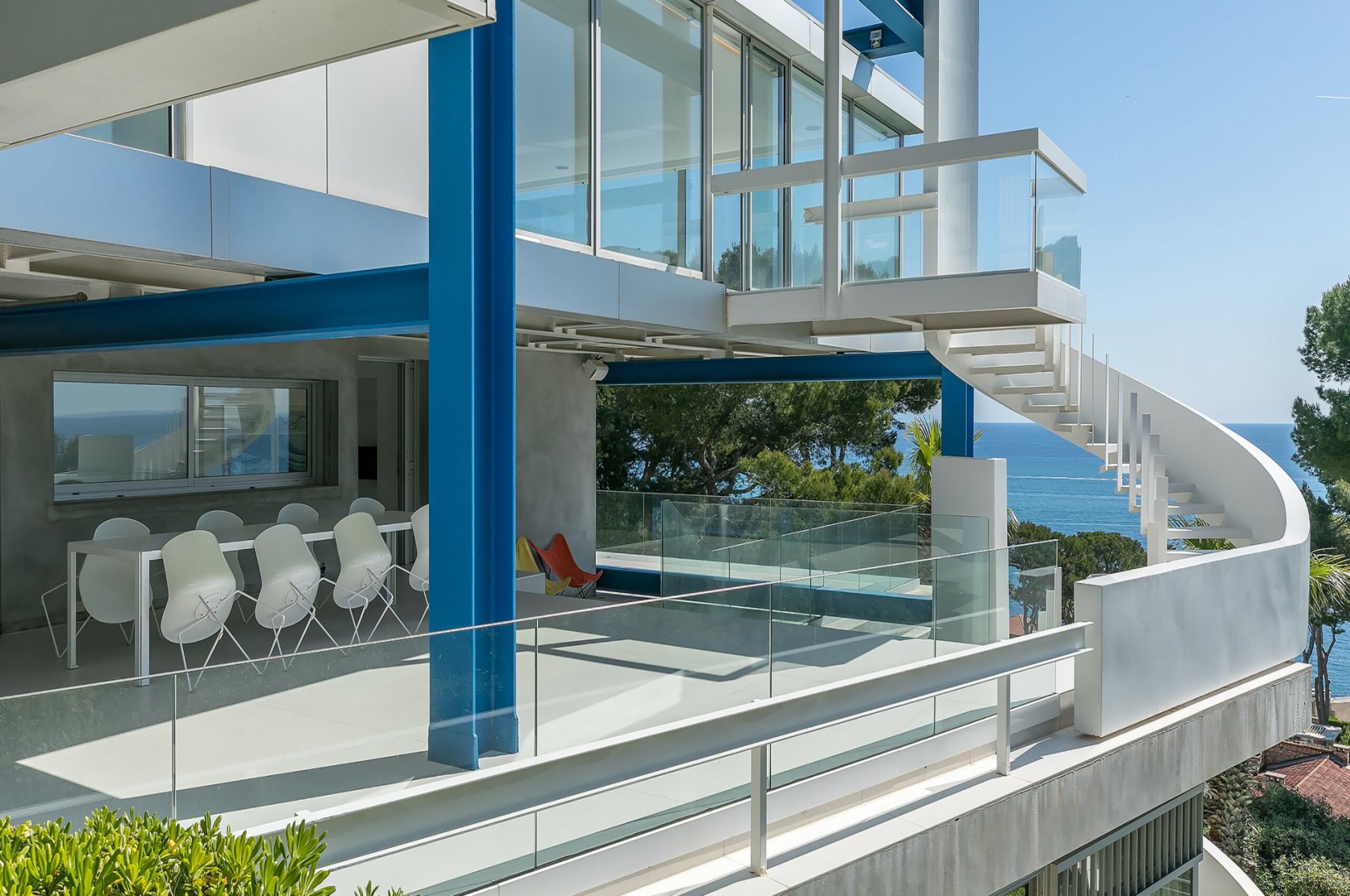 villa-abbey-exterior-modern-architecture-seaview-capantibes