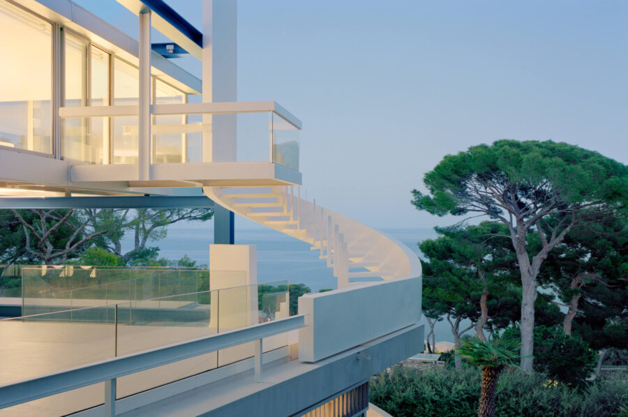 villa-abbey-exterior-staircase-sunset-architecture-modern-capantibes