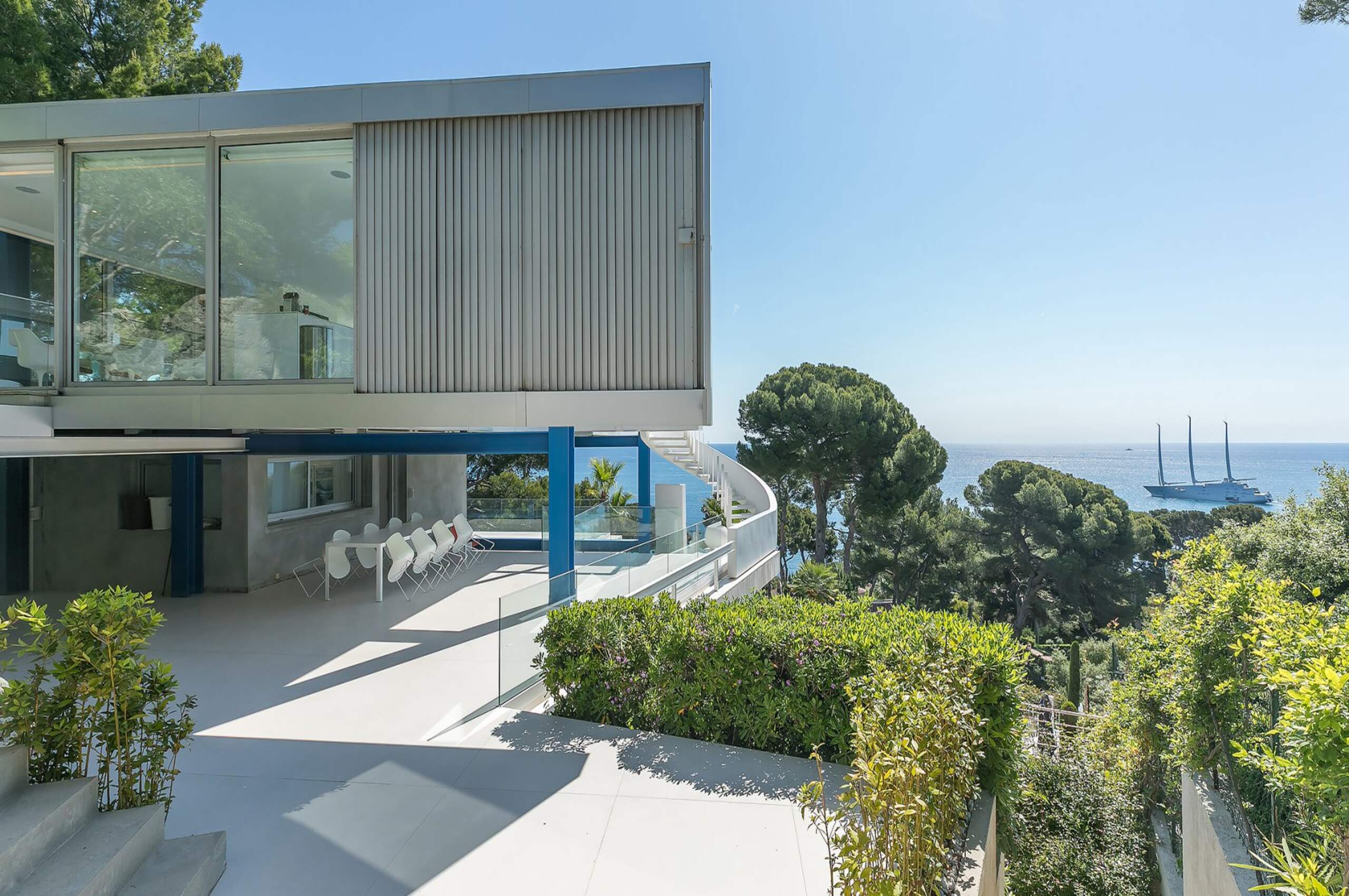villa-abbey-exterior-unqiue-modern-architecture-seaview-capantibes